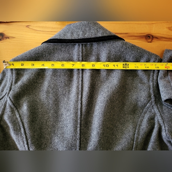 DKNY Jeans. Short waisted grey felt wool blazer, black velvet trim - Picture 13 of 13